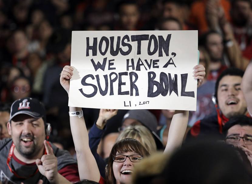 51o Super Bowl Nfl. Una fan esibisce un cartello 